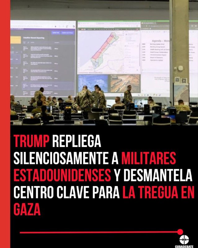 Military personnel in camouflage uniforms work at computer stations in front of large screens displaying maps and data, with Spanish text below reading "TRUMP REPLIEGA SILENCIOSAMENTE A MILITARES ESTADOUNIDENSES Y DESMANTELA CENTRO CLAVE PARA LA TREGUA EN GAZA."