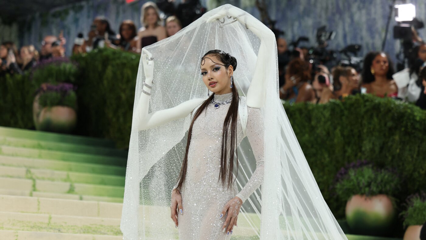 Sabrina Carpenter Pays Tribute to Audrey Hepburn With Met Gala Dress | E! News