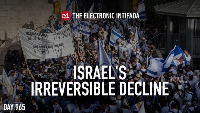 A large crowd carries Israeli flags and banners while marching through stone steps, overlaid with the text "ISRAEL'S IRREVERSIBLE DECLINE" and "DAY 965."