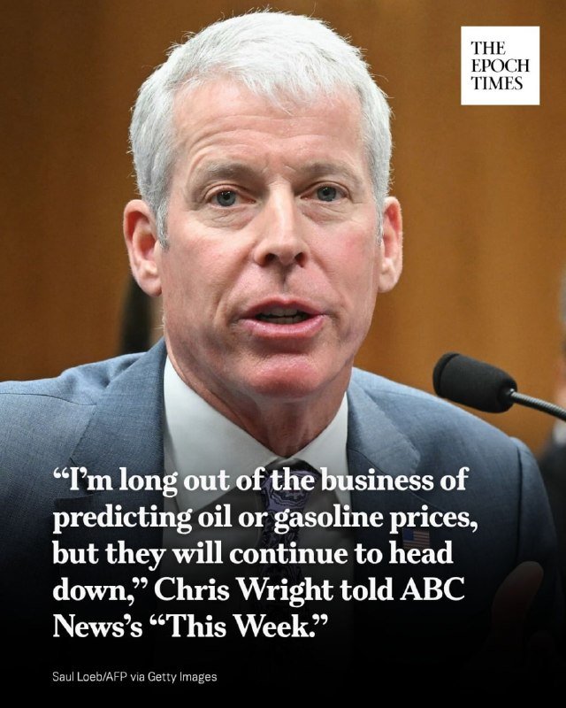 A gray-haired man in a dark suit speaks into a microphone, with an Epoch Times logo and a quote about oil prices attributed to Chris Wright overlaid on the image.