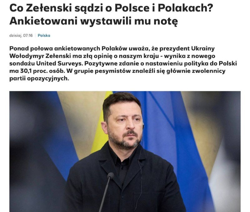 A bearded man in a black coat speaks at a microphone in front of blue and yellow Ukrainian flags, beneath a Polish-language news headline.