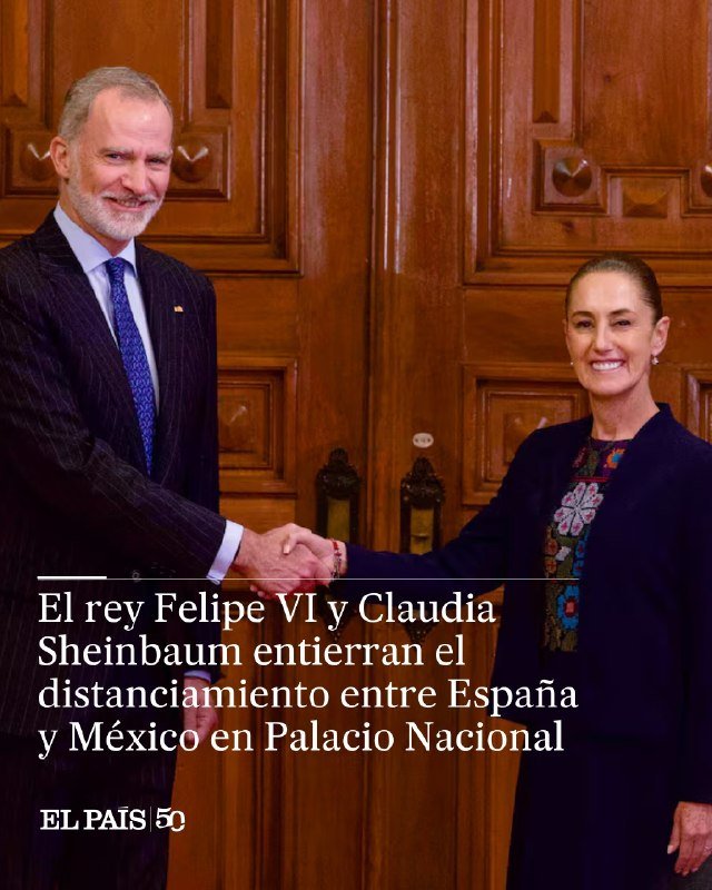 A man in a pinstripe suit and a woman in a dark embroidered top shake hands and smile in front of ornate wooden doors, with Spanish text overlay reading "EL PAÍS."