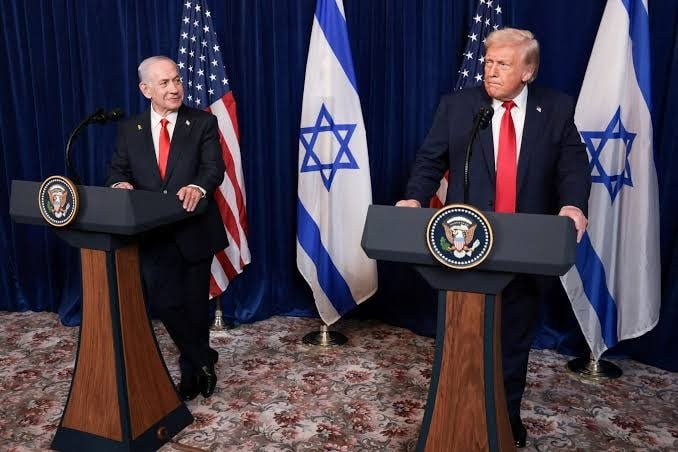 Two men in dark suits with red ties stand at separate podiums bearing a presidential seal, flanked by American and Israeli flags against a blue curtain backdrop.